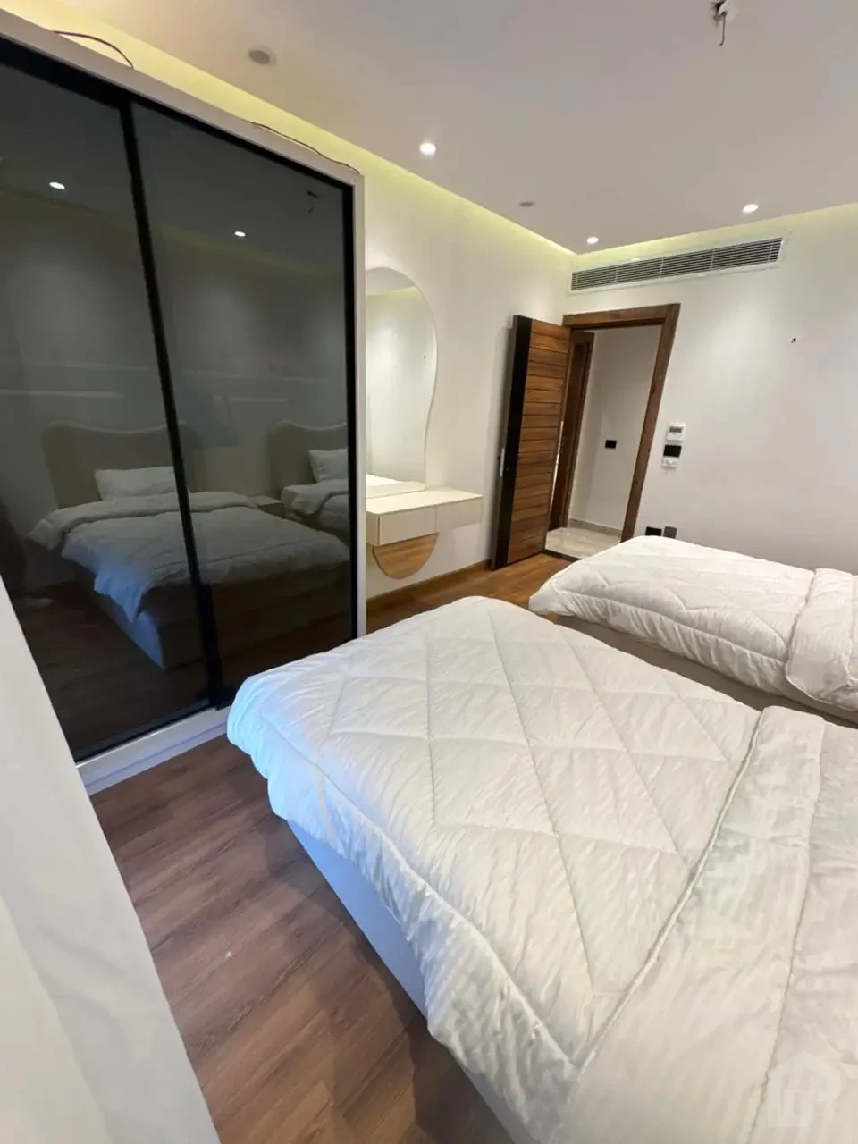 شقة مميزة مفروشة للإيجار في سوديك فيليت – 240م إجمالي