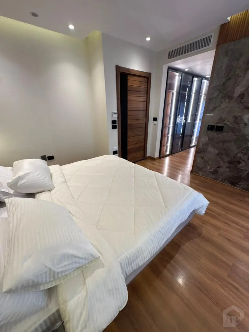 شقة مميزة مفروشة للإيجار في سوديك فيليت – 240م إجمالي