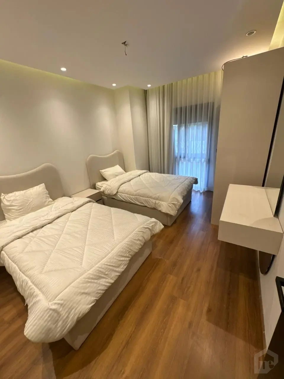 شقة مميزة مفروشة للإيجار في سوديك فيليت – 240م إجمالي