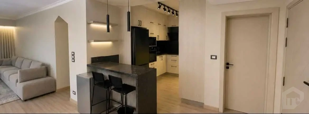 Open American Kitchen with Breakfast Bar and Modern Appliances