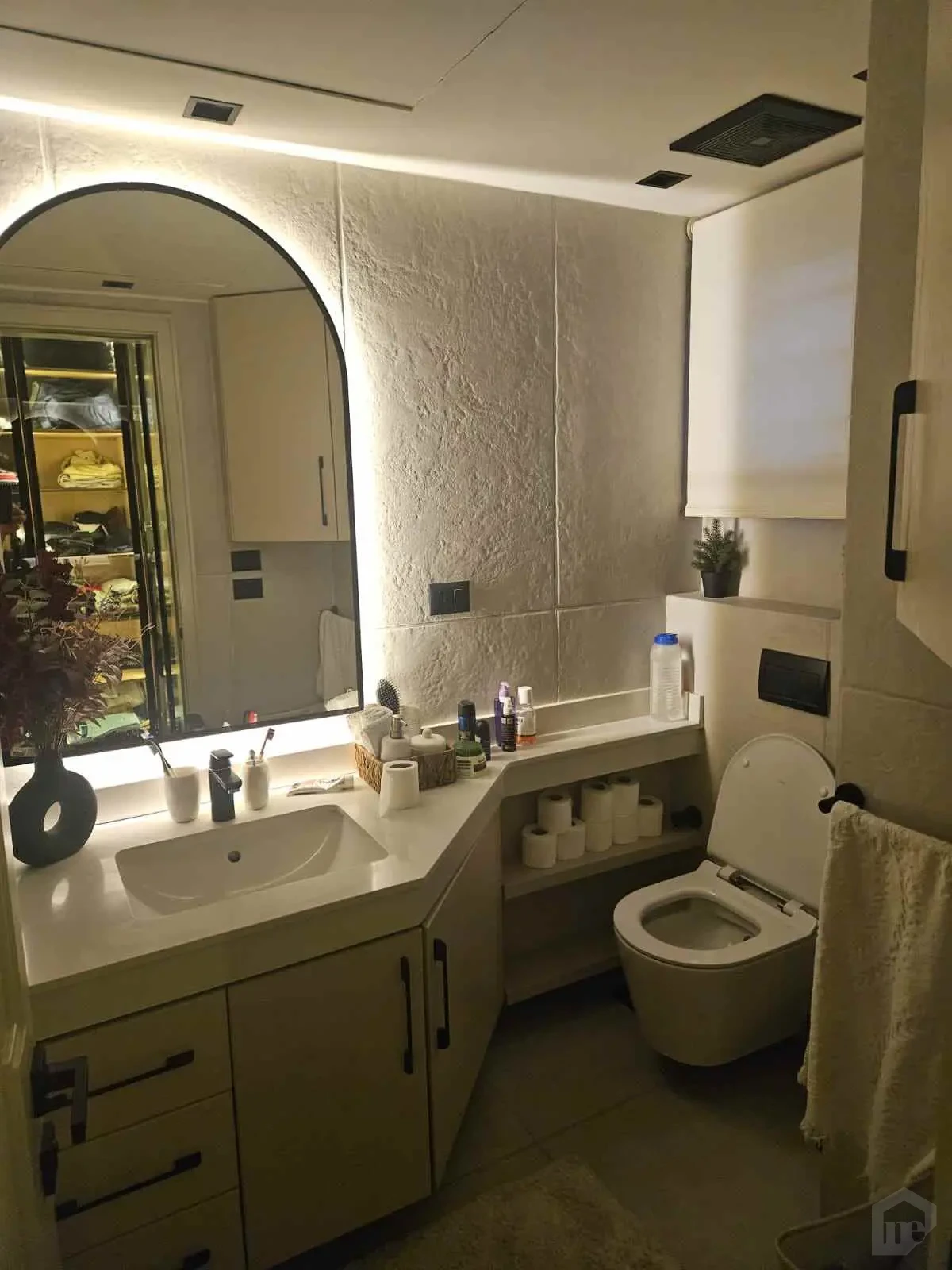Modern Bathroom with High-End Finishes and Illuminated Mirror