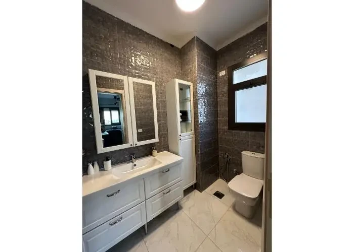 شقه ارضي بحديقه للأيجار في ديستريكت 5