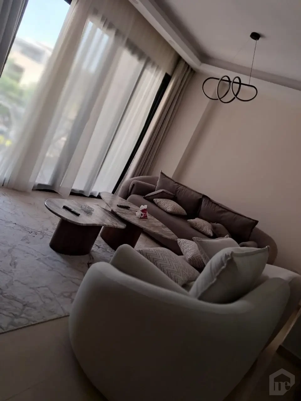 شقة مفروشة فاخرة للإيجار في ميدتاون – إطلالة على حمام السباحة