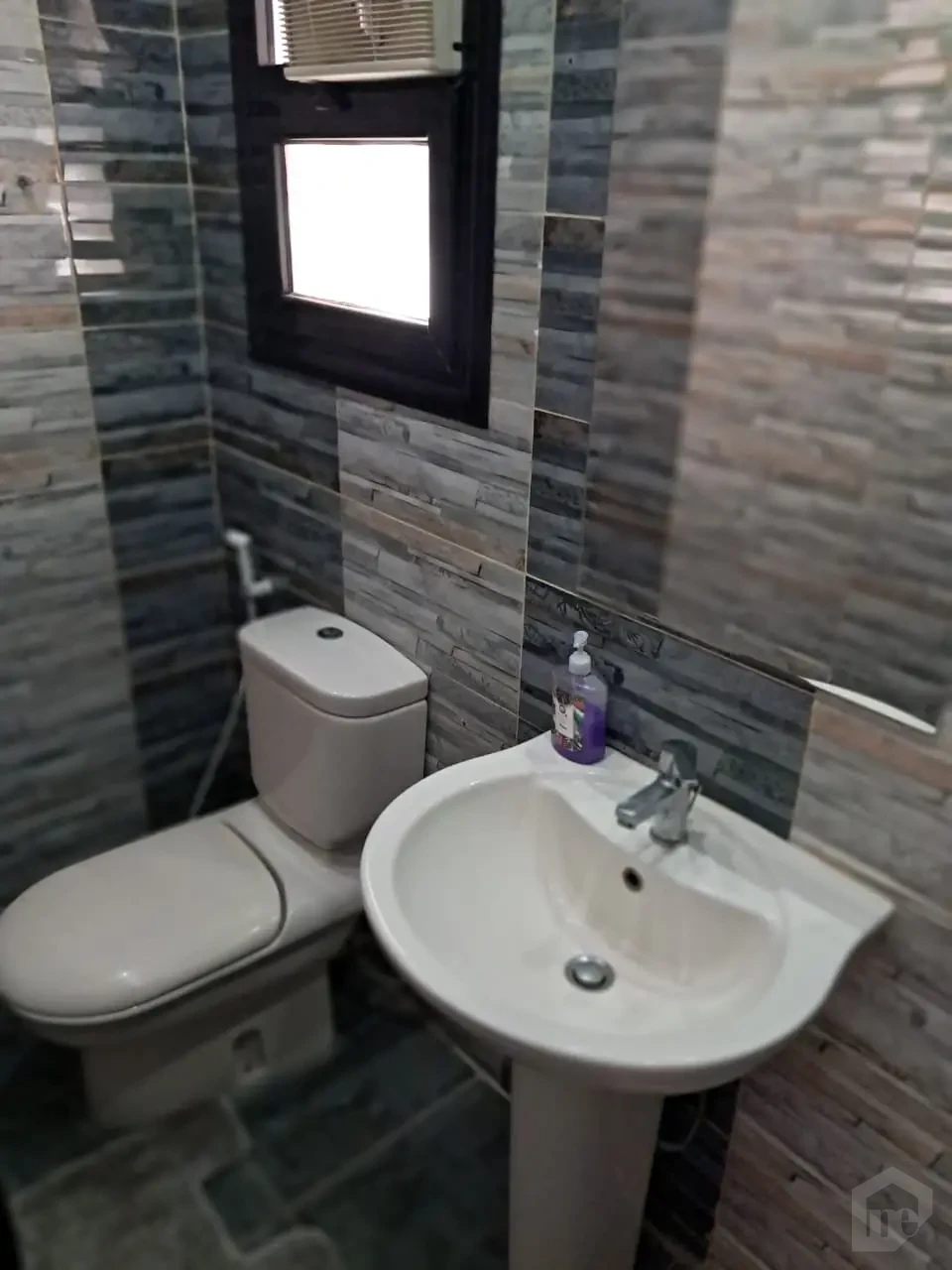 شقة مفروشة فاخرة للإيجار في ميدتاون – إطلالة على حمام السباحة