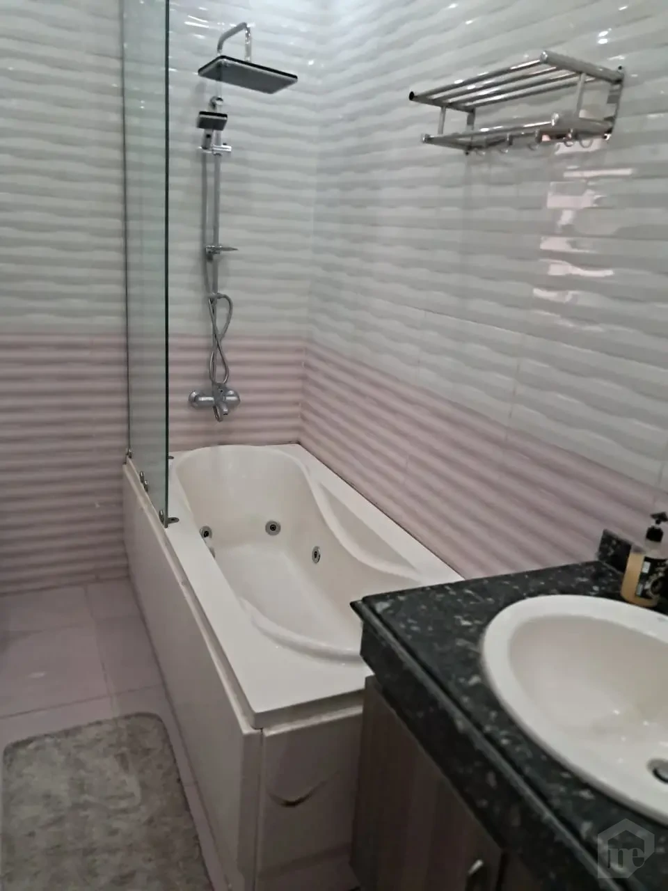 شقة مفروشة فاخرة للإيجار في ميدتاون – إطلالة على حمام السباحة