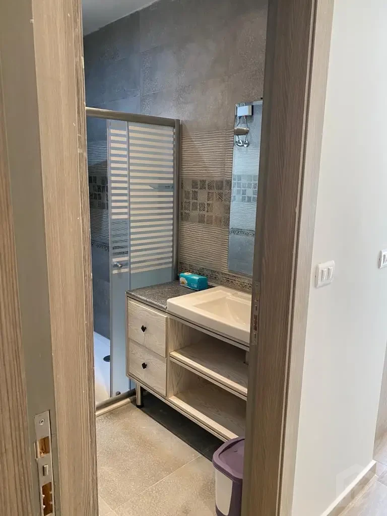 Fully Furnished Unit | Prime Location in Lake View