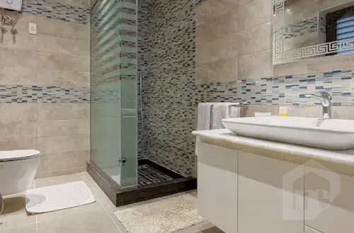 شقة مفروشة بالكامل بجراج خاص في كمبوند ليك فيو