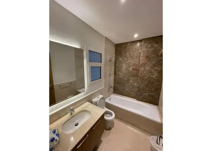 شقه ارضي بحديقه للأيجار في ميفيدا