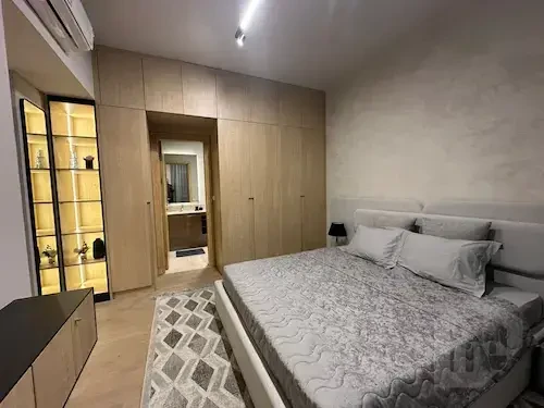 للإيجار شقة مفروشة بتشطيب فاخر في ميفيدا