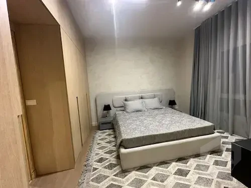 للإيجار شقة مفروشة بتشطيب فاخر في ميفيدا