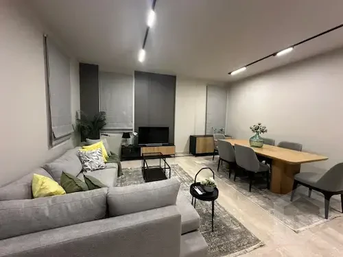 للإيجار شقة مفروشة بتشطيب فاخر في ميفيدا