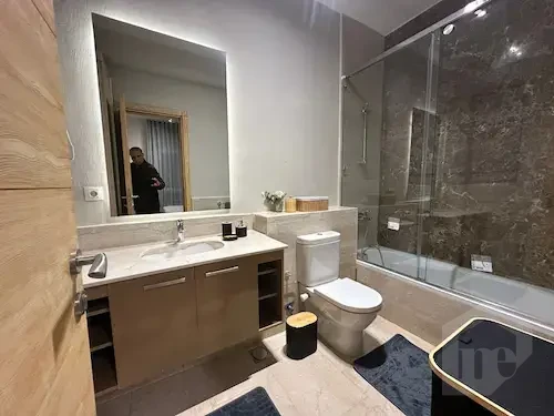 للإيجار شقة مفروشة بتشطيب فاخر في ميفيدا