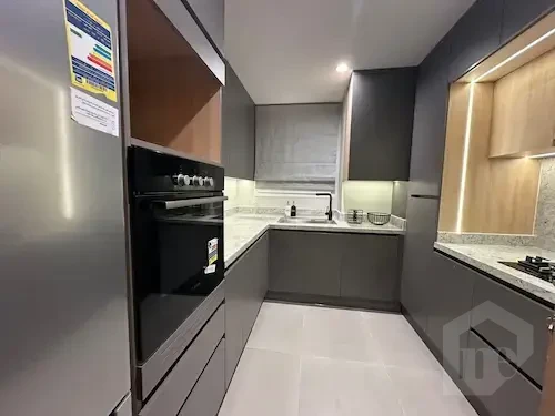 للإيجار شقة مفروشة بتشطيب فاخر في ميفيدا