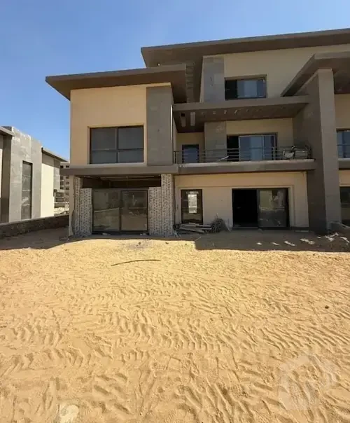 فيلا فاخرة للبيع بموقع استثنائي داخل Swan Lake Residences