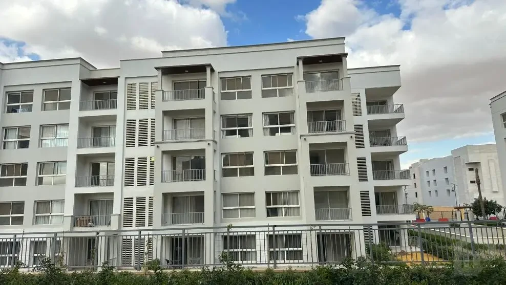 شقة دور أرضي بحديقة خاصة للإيجار