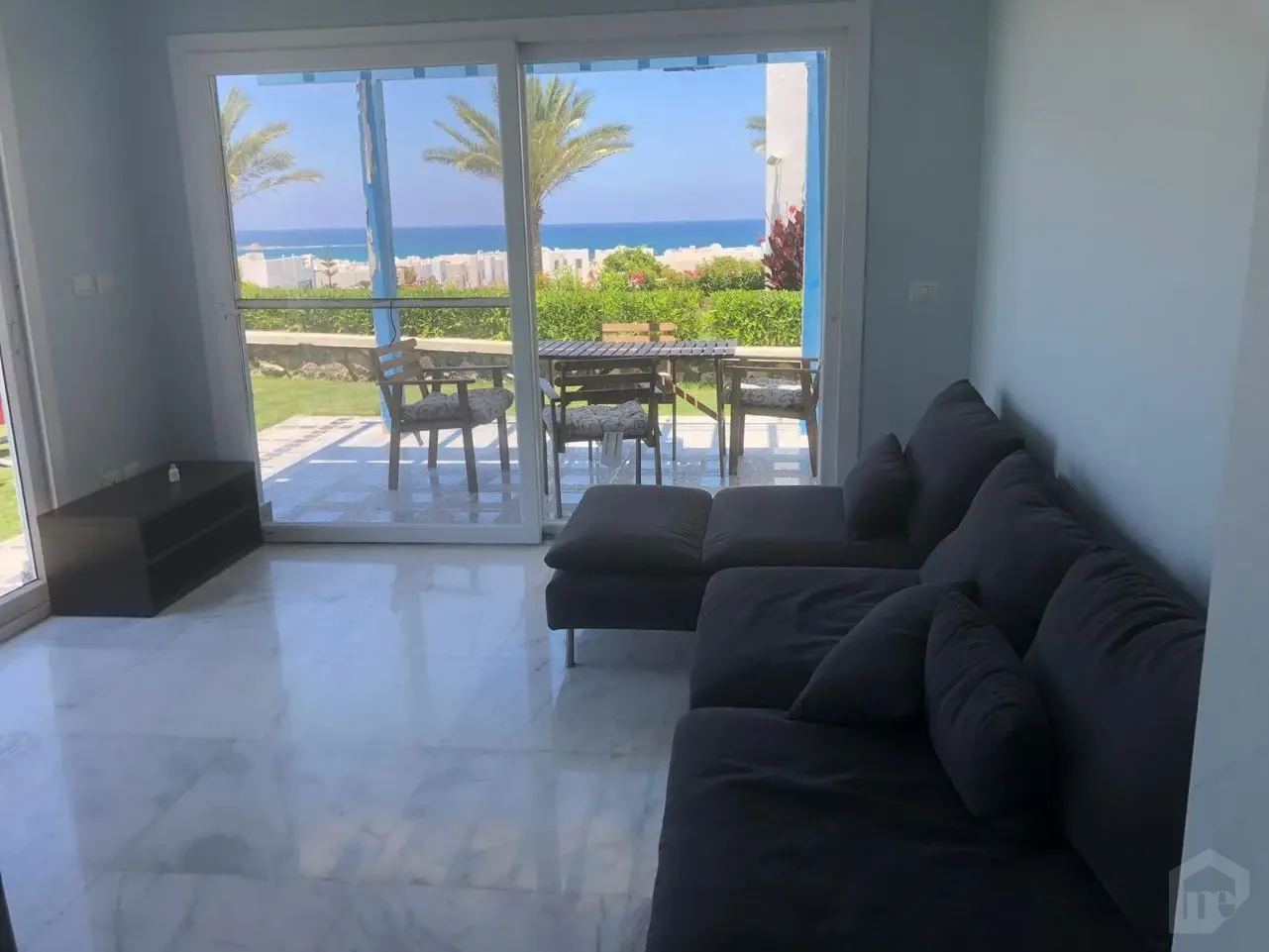 شاليه مطل على البحر للبيع