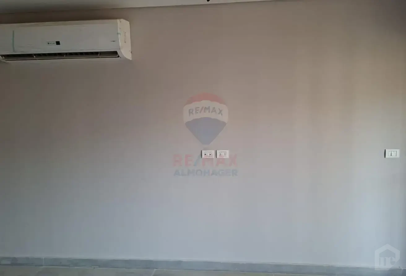 شقة أرضي جاهزة للسكن بحديقة خاصة | فيليج ويست