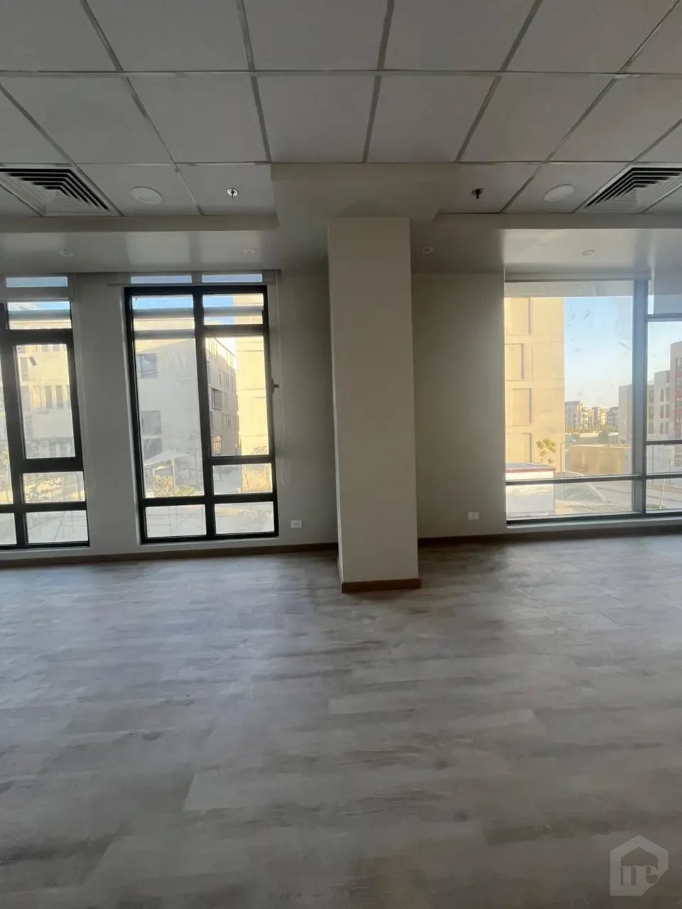 مكتب للأيجار في ديستريكت 5