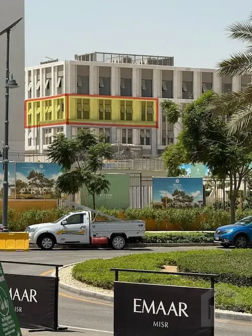 للبيع مكتب إداري بإطلالة على ميدان إعمار وحمامات السباحة
