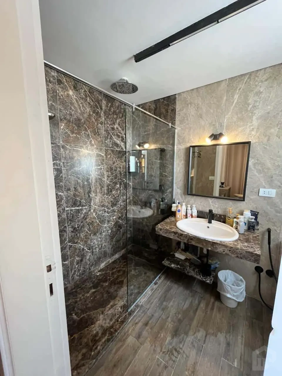 للايجار بينتهاوس داخل كمبوند ساكن وعايش