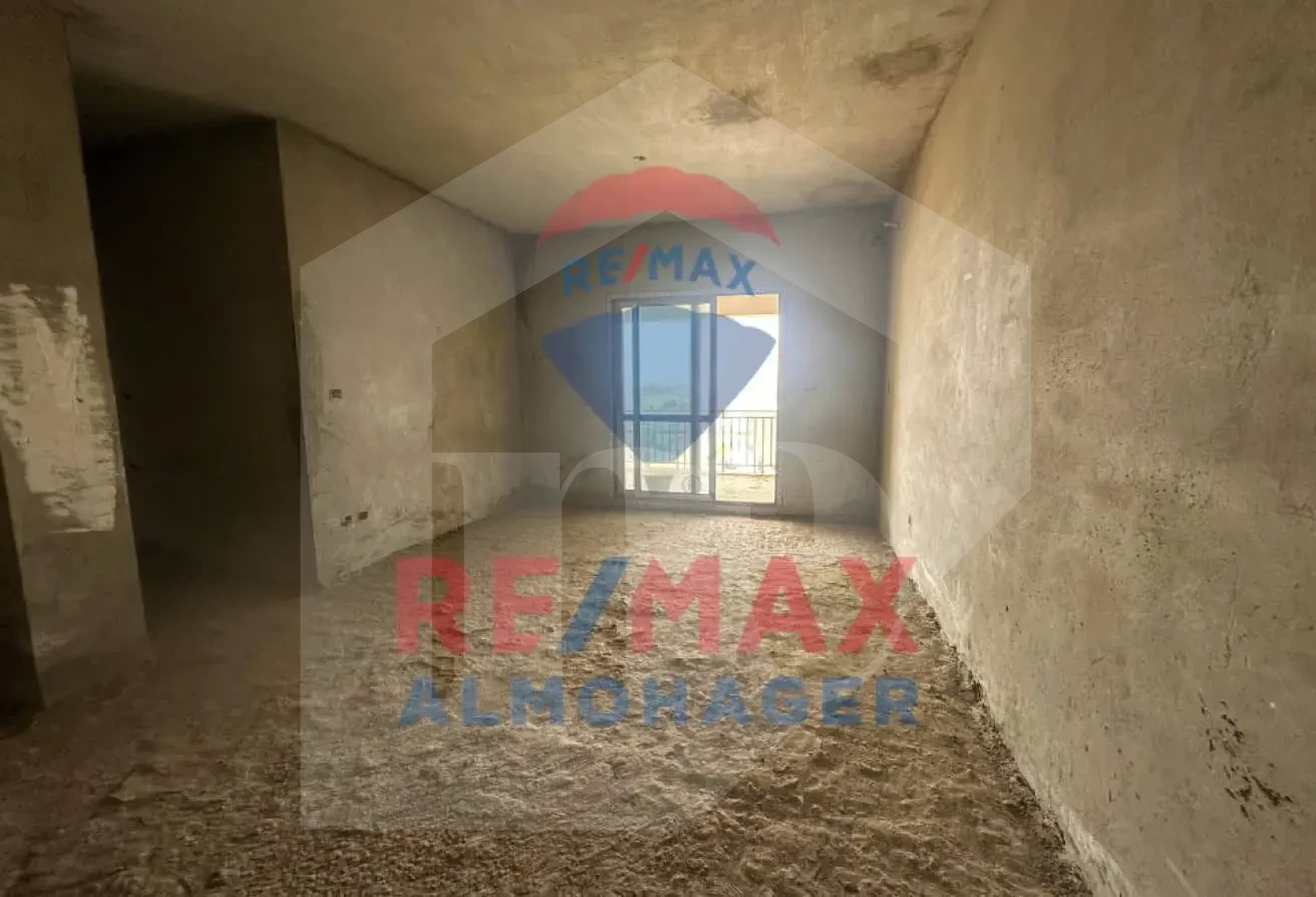 بنتهاوس نصف تشطيب - ويست تاون بإطلالة ستريب مول