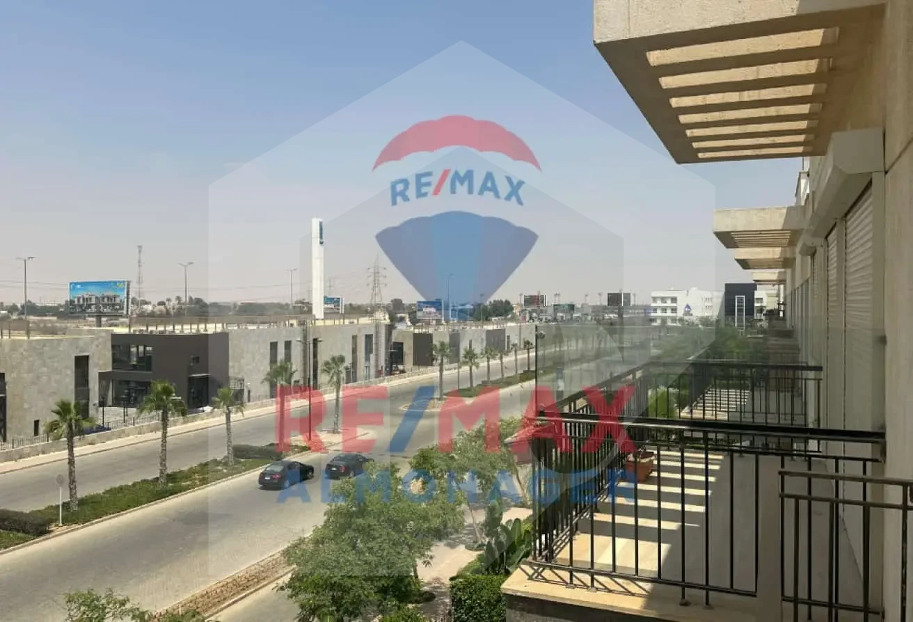 بنتهاوس نصف تشطيب - ويست تاون بإطلالة ستريب مول