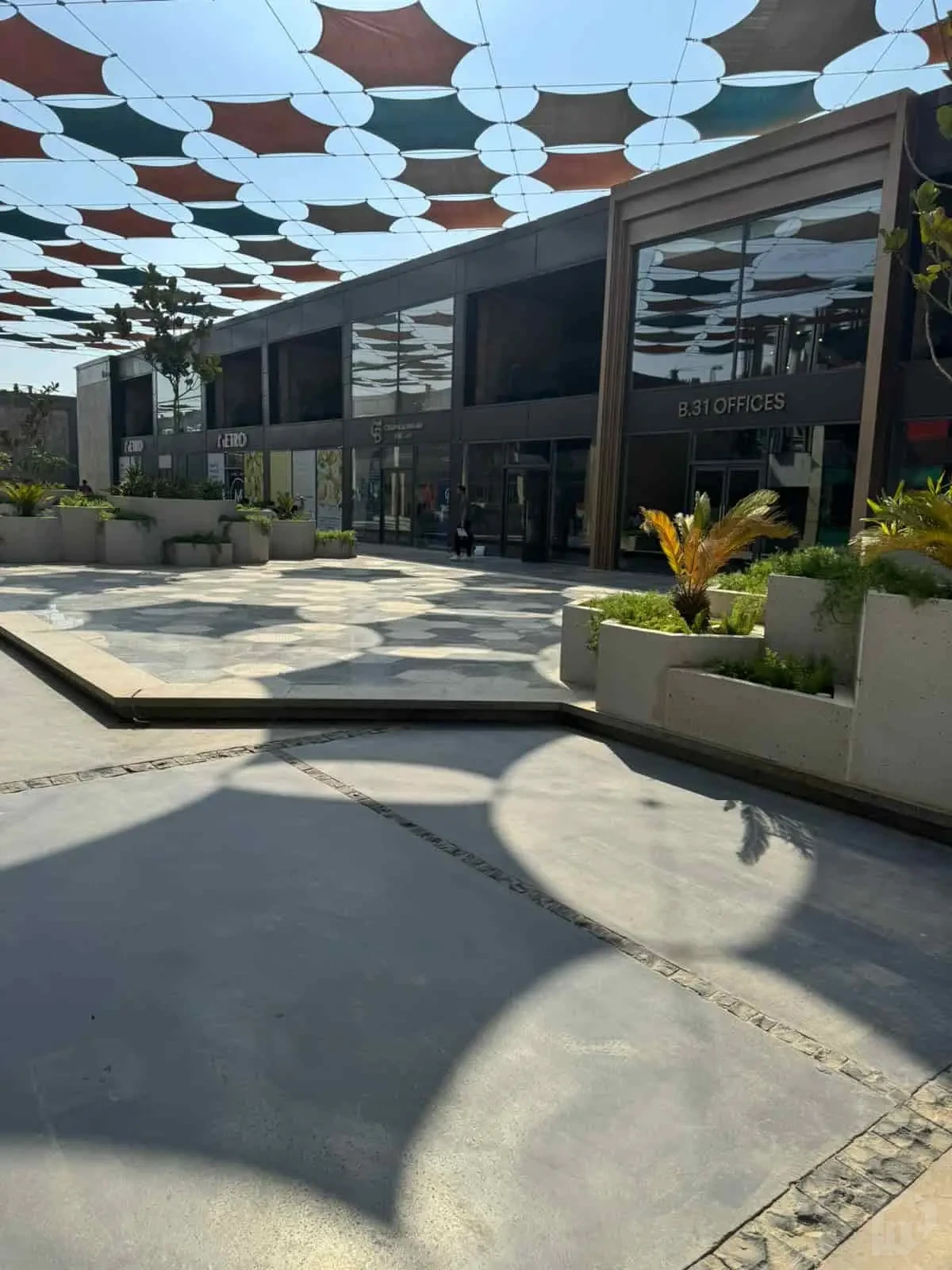 محل تجاري 101 متر للإيجار أو البيع في ووك أوف كايرو | الشيخ زايد