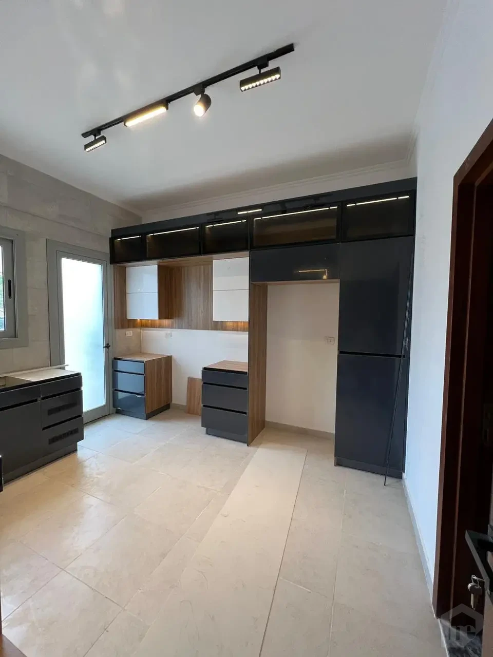 لدواعي السفر تاون هاوس للبيع بسعر لقطة