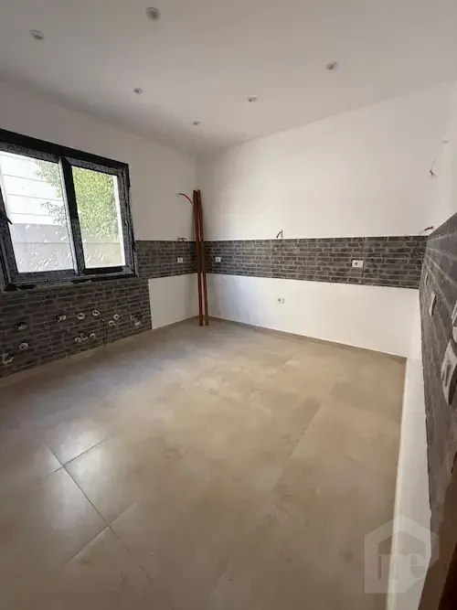 كواترو نصف فرش مع أرضيات بورسلين وHDF