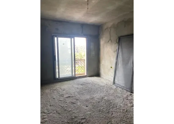 شقه للبيع نصف تشطيب في ايستاون