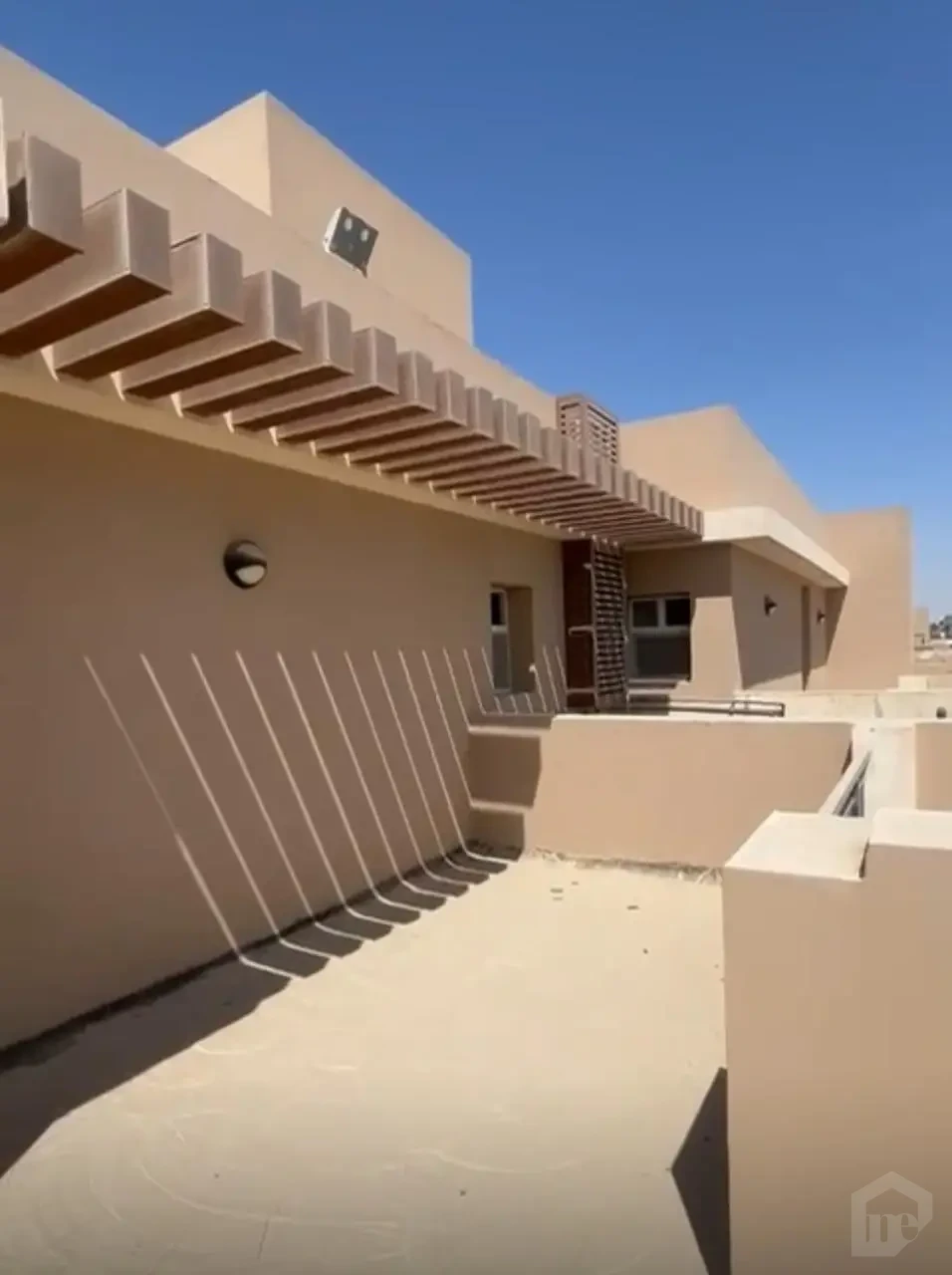 فيلا 300م + حديقة 115م للبيع في تاج سيتي