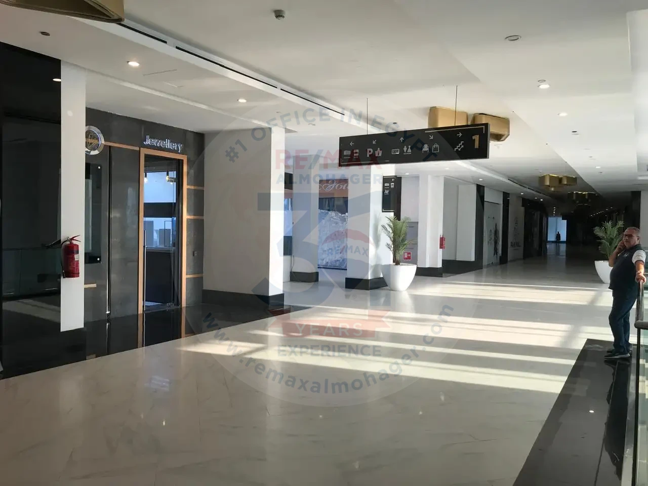 محل للبيع في مول بالتجمع الخامس بشارع التسعين  55م