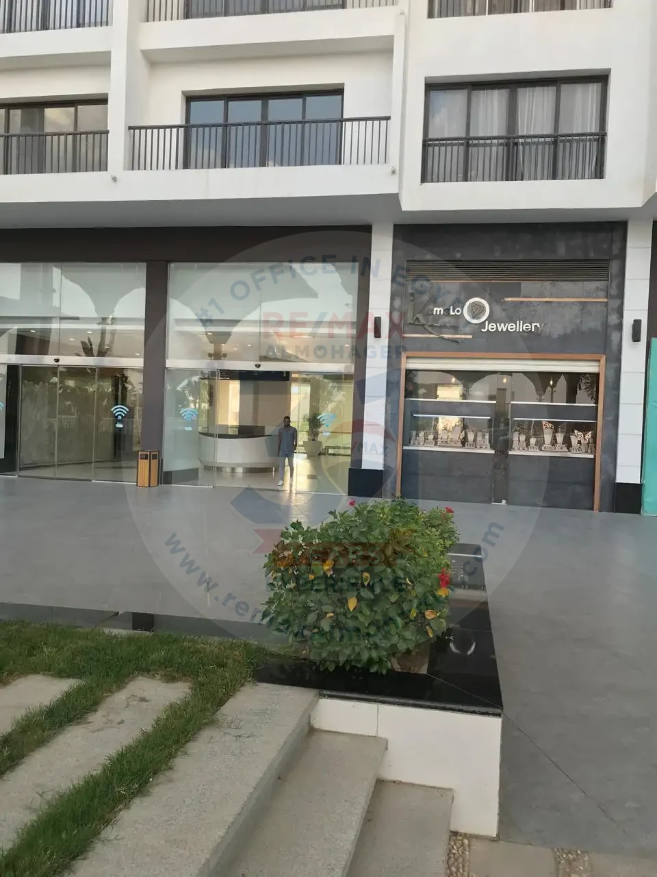 محل للبيع في مول بالتجمع الخامس بشارع التسعين  55م