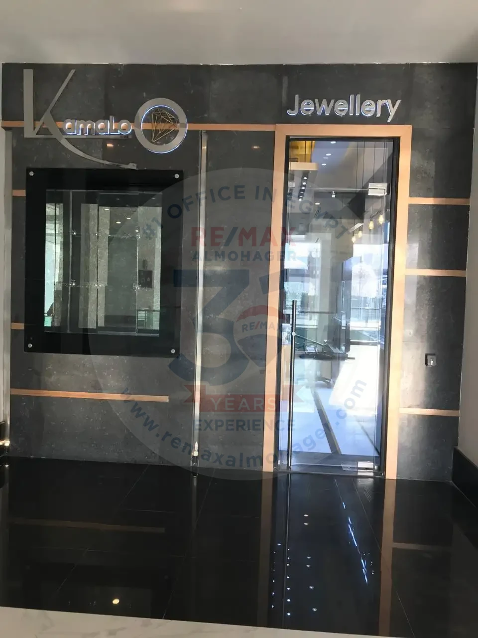 محل للبيع في مول بالتجمع الخامس بشارع التسعين  55م