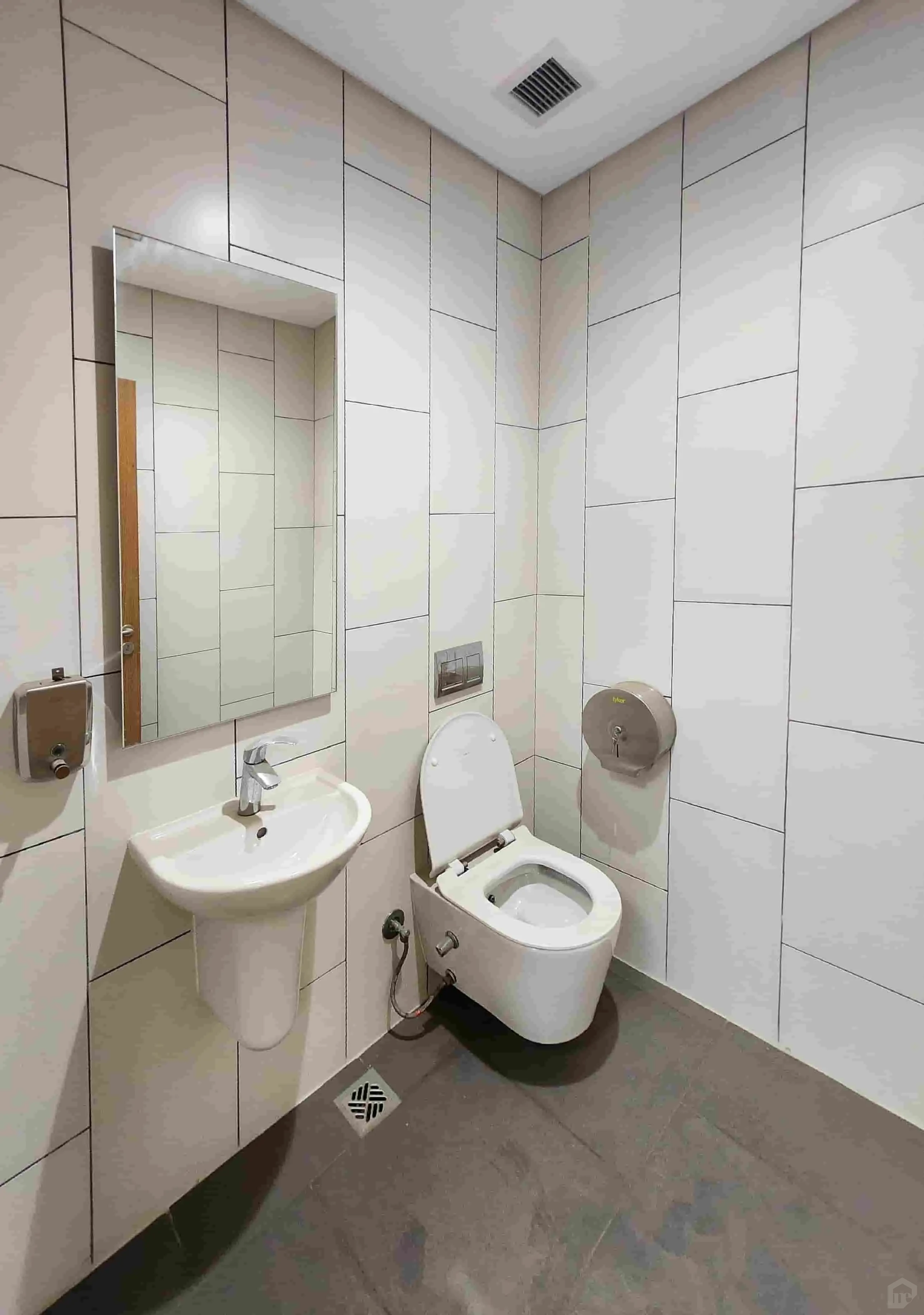 جناح طبي احترافي للإيجار في مبنى بيفرلي هيلز | جاهز للاستخدام الفوري