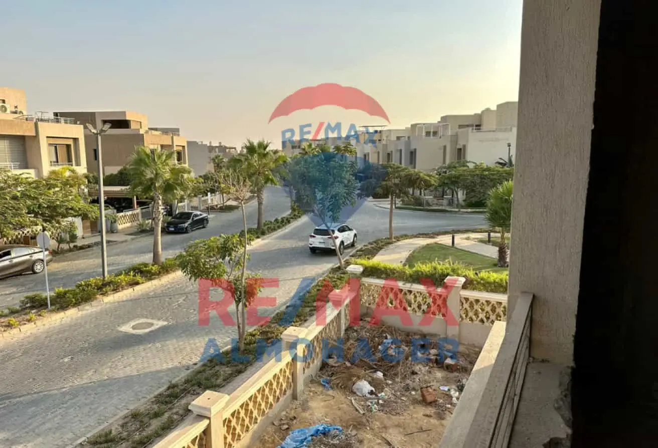 للبيع توين هاوس بتصميم فريد في جولف إكستنشن – موقع مرتفع ومميز