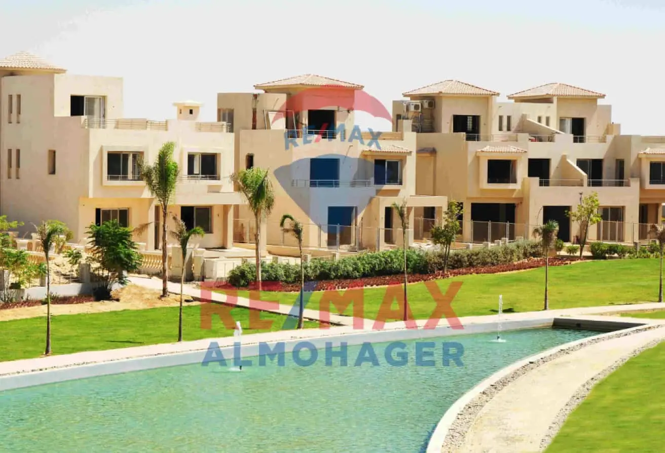 للبيع توين هاوس بتصميم فريد في جولف إكستنشن – موقع مرتفع ومميز