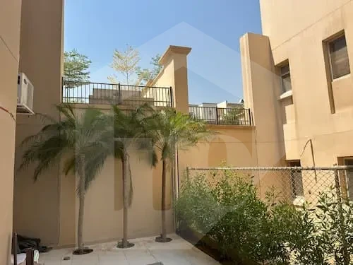 فيلا للإيجار نصف مفروشة في أب تاون كايرو مع حمام سباحة خاص وإطلالة على الجولف