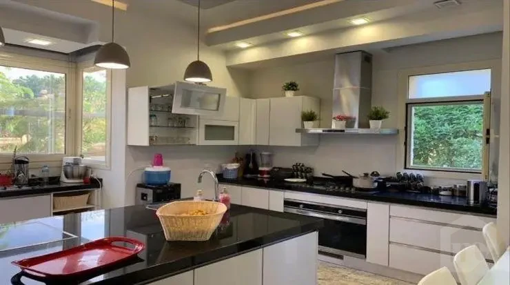 للبيع فيلا داخل كمبوند متكامل الخدمات و راقي