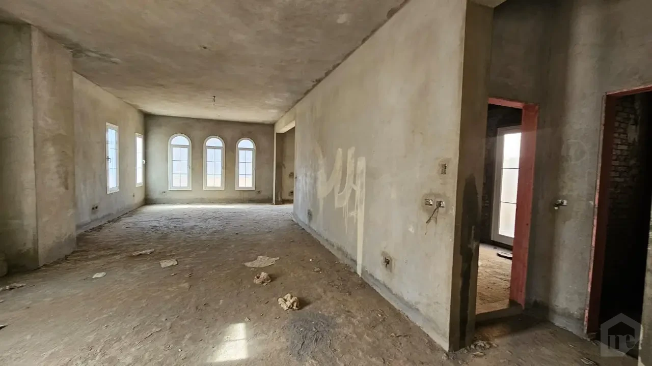 فيلا نصف تشطيب بتصميم إسباني في هايد بارك