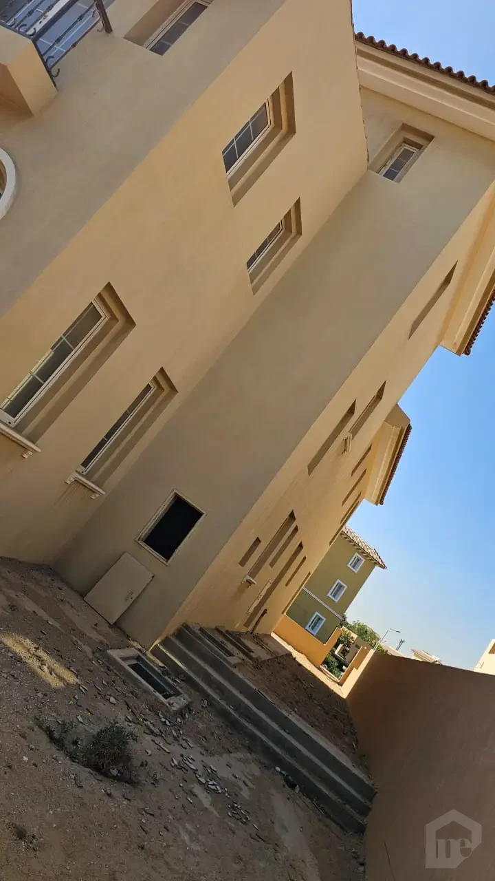 فيلا نصف تشطيب بتصميم إسباني في هايد بارك