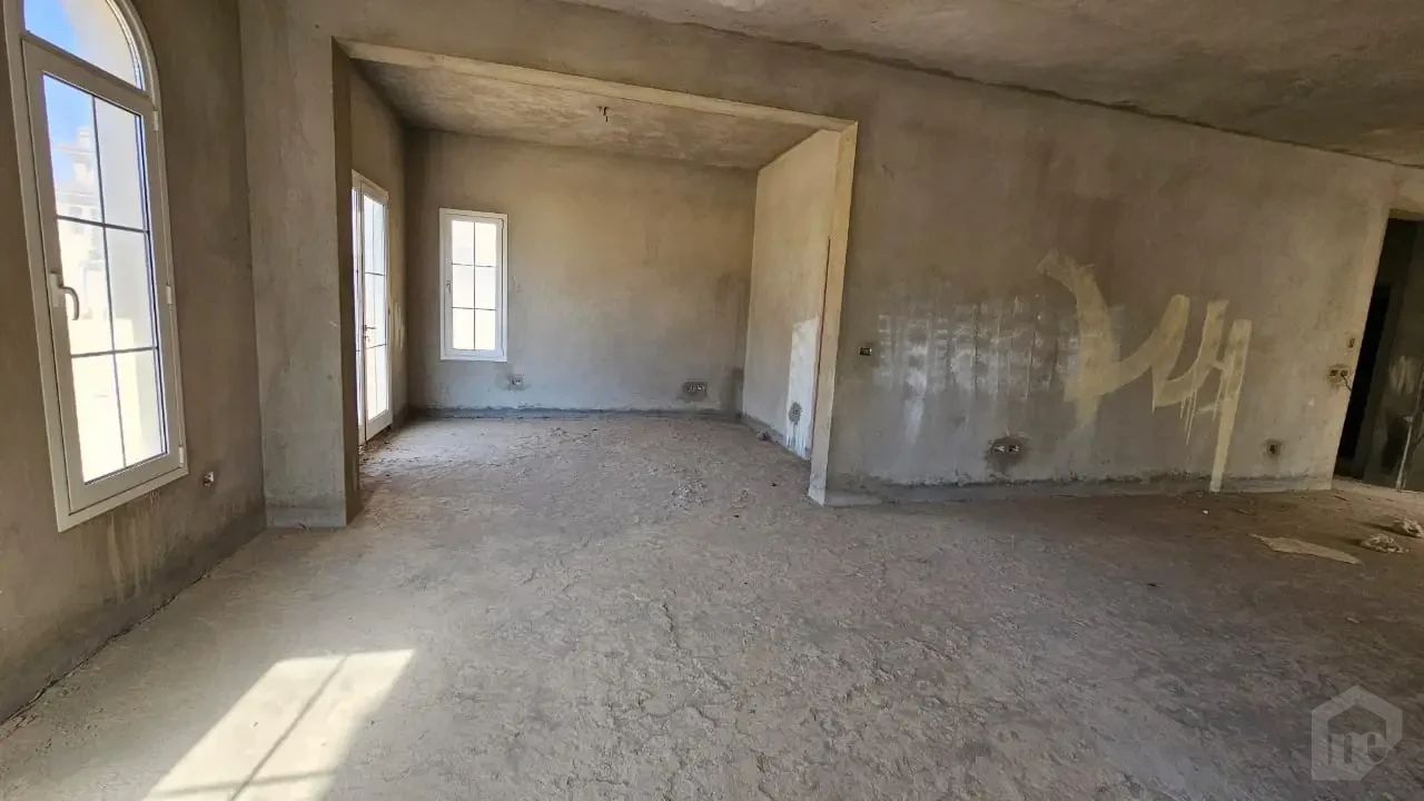 فيلا نصف تشطيب بتصميم إسباني في هايد بارك