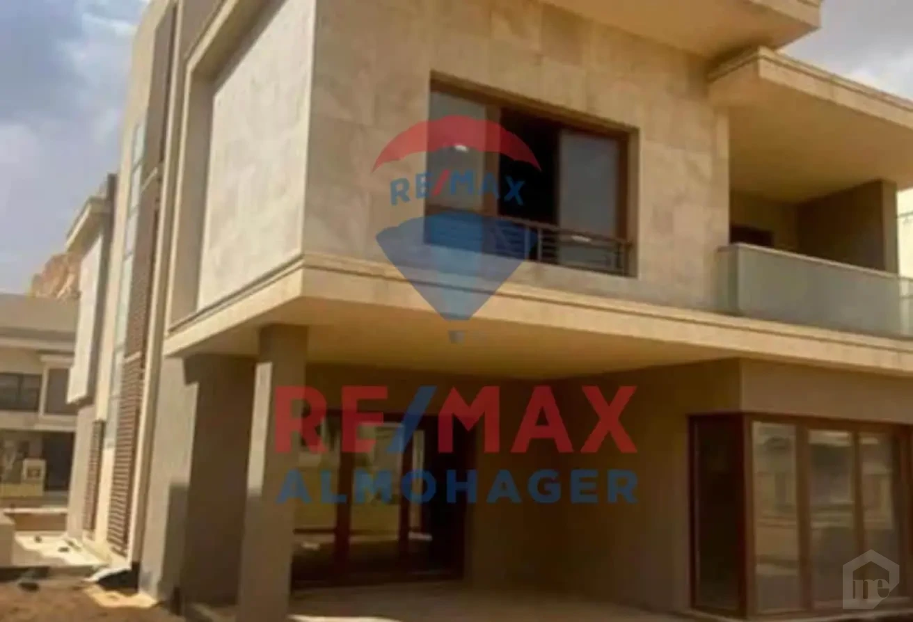 Elegant Villa with Basement & Garden in Pyramids Heights