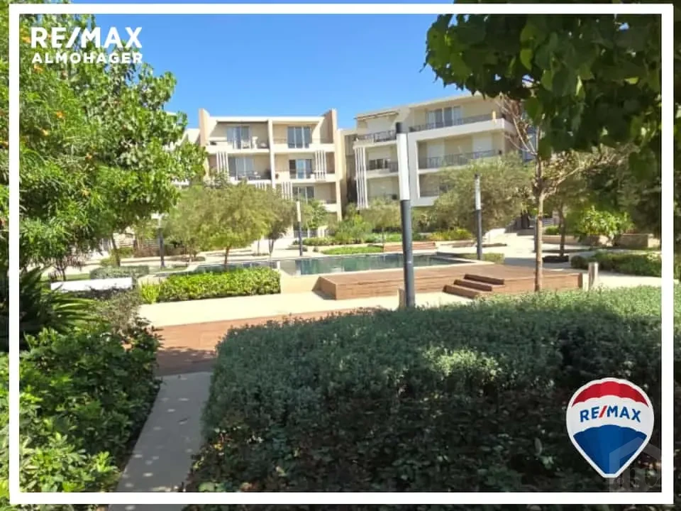 Prime Middle Townhouse for Sale in Pyramids Hills – Elegant Living with Iconic Views!