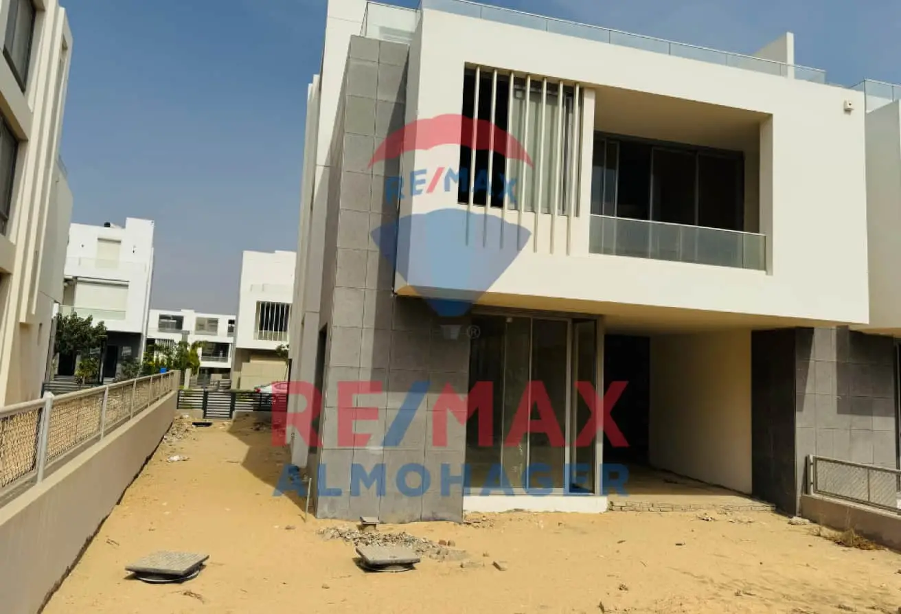 تاون هاوس زاوية فاخر في جولز - جاهز للسكن  للبيع: تاون هاوس زاوية بموقع مميز في جولز، يتميز بإطلالات خلابة وتصميم واسع