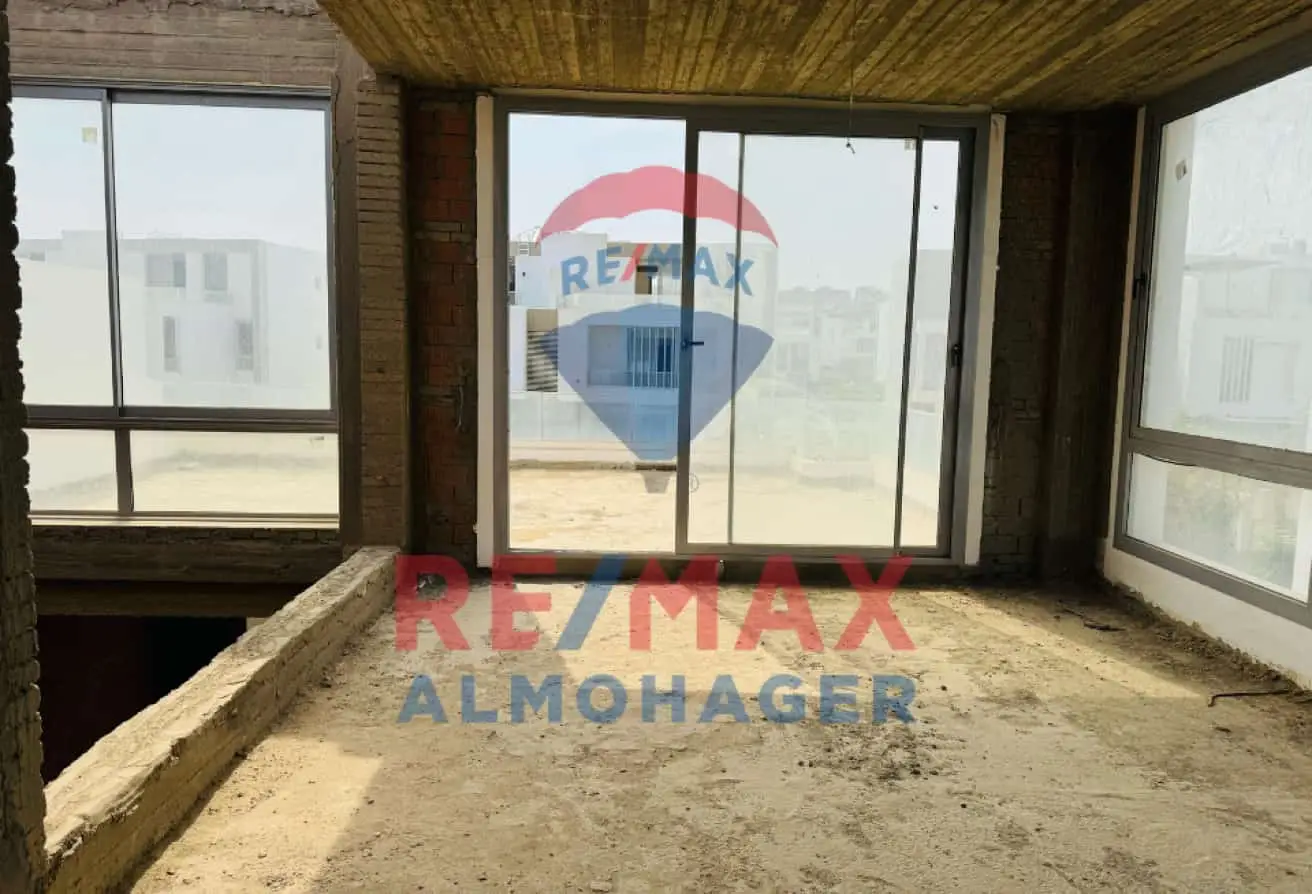 تاون هاوس زاوية فاخر في جولز - جاهز للسكن  للبيع: تاون هاوس زاوية بموقع مميز في جولز، يتميز بإطلالات خلابة وتصميم واسع
