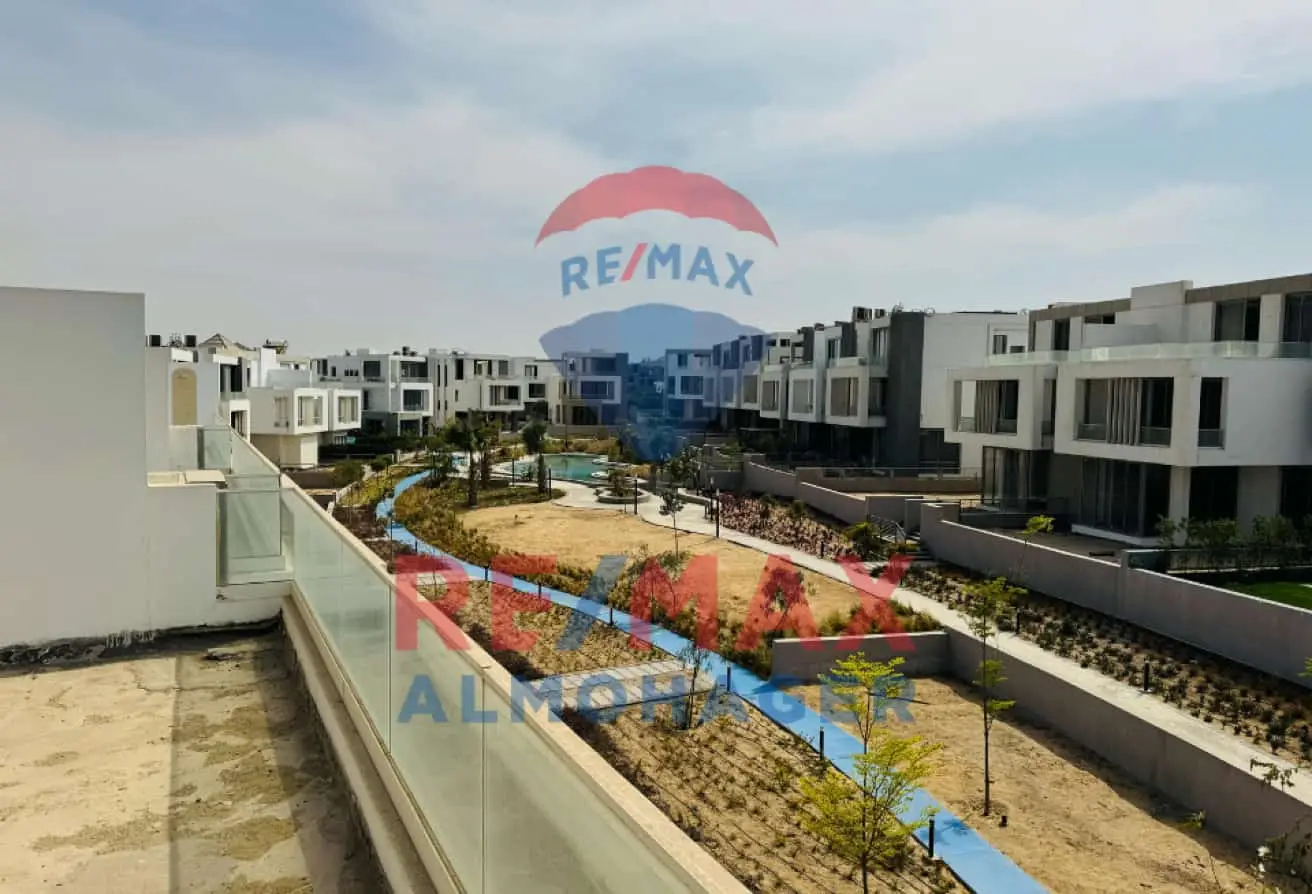 تاون هاوس زاوية فاخر في جولز - جاهز للسكن  للبيع: تاون هاوس زاوية بموقع مميز في جولز، يتميز بإطلالات خلابة وتصميم واسع