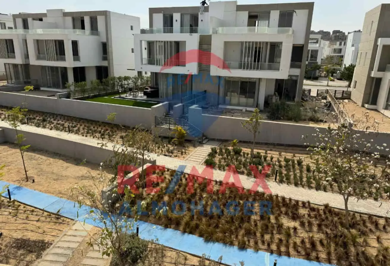 تاون هاوس زاوية فاخر في جولز - جاهز للسكن  للبيع: تاون هاوس زاوية بموقع مميز في جولز، يتميز بإطلالات خلابة وتصميم واسع