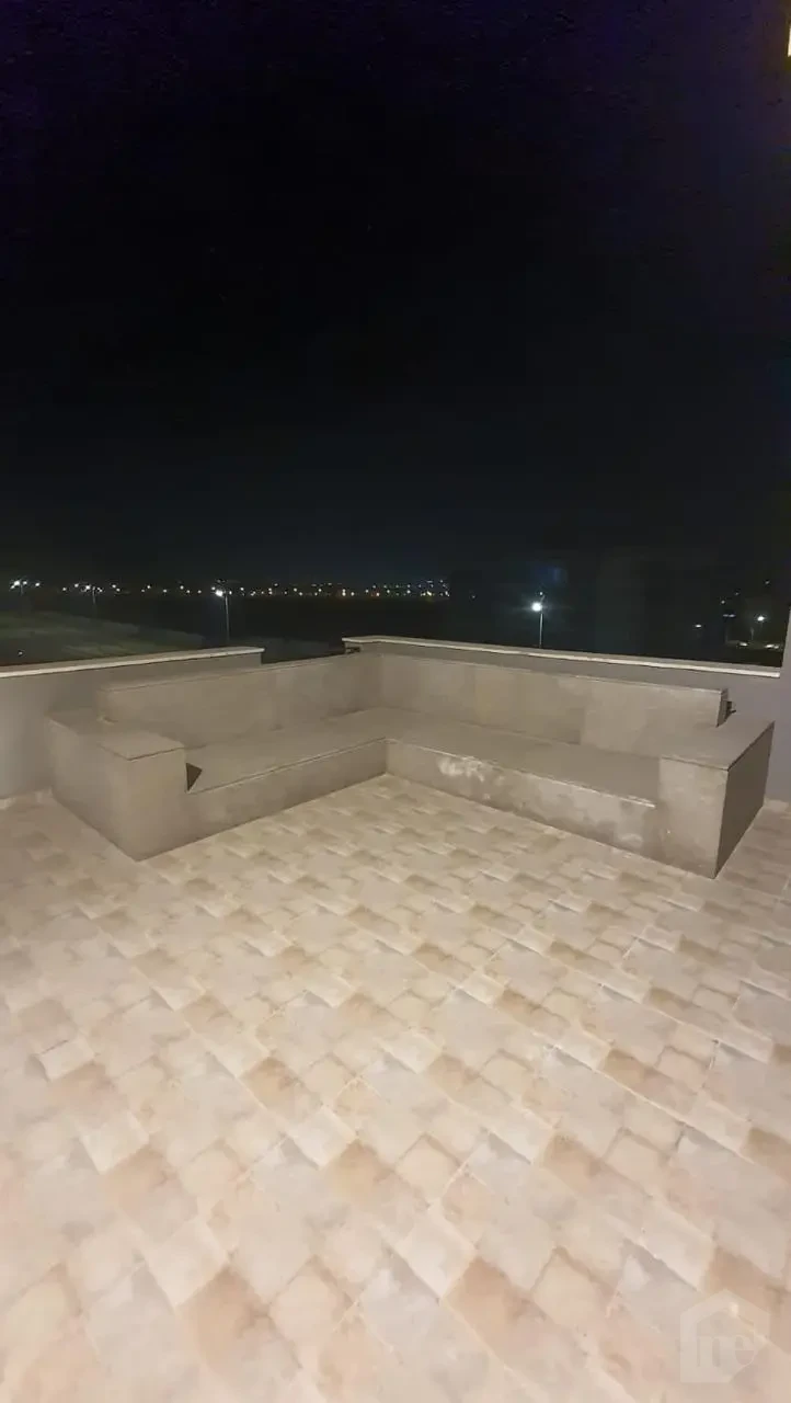 بنتهاوس تريبلكس فاخر للإيجار في إيستاون