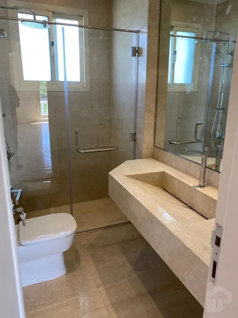 فيلا للأيجار في قطاميه هايتس مطبخ وتكيفات